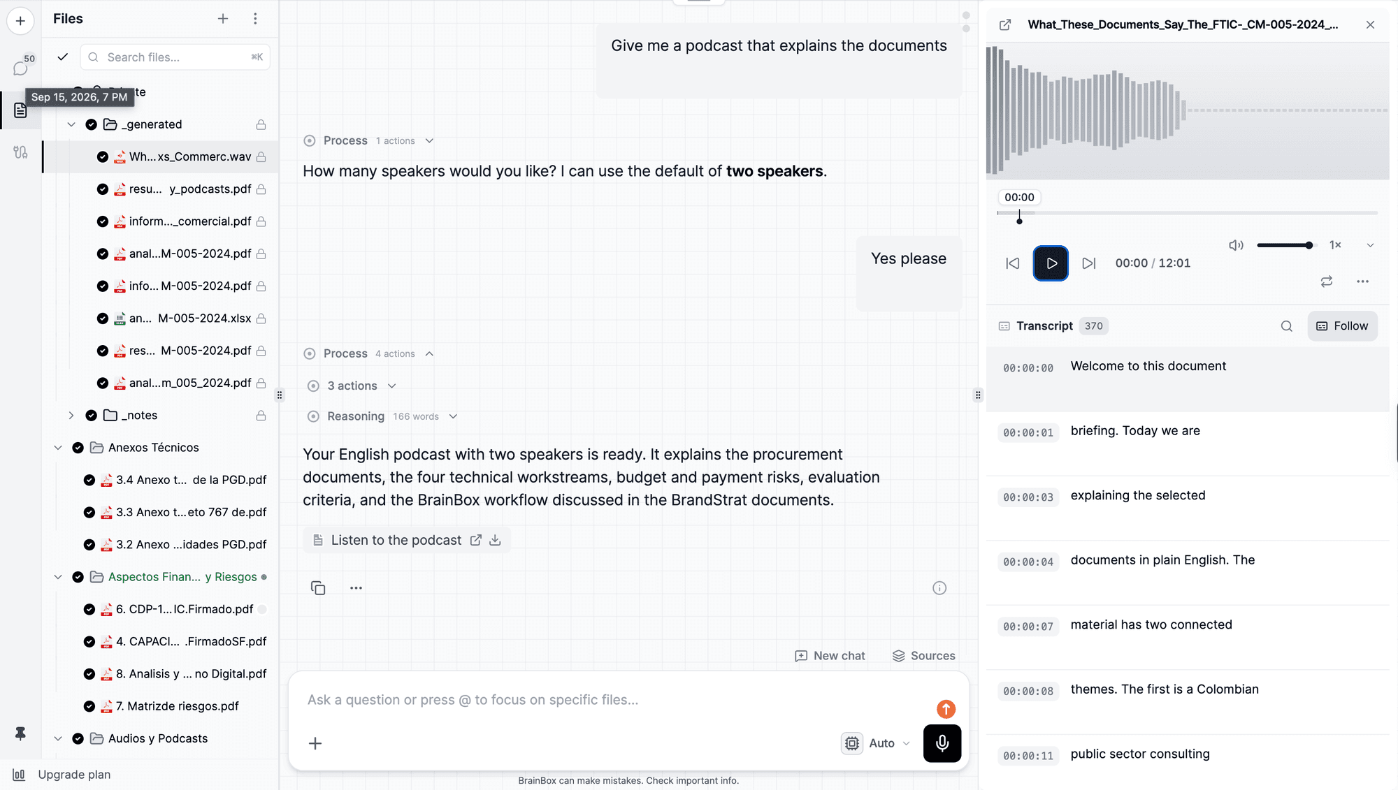 Chat de BrainBox generando un podcast: el usuario pide un podcast que explique los documentos, el asistente pregunta cuántos hablantes y ofrece dos por defecto, y al terminar muestra el enlace Escuchar el podcast; a la derecha, el reproductor con el episodio de 12 minutos y su transcripción con timestamps
