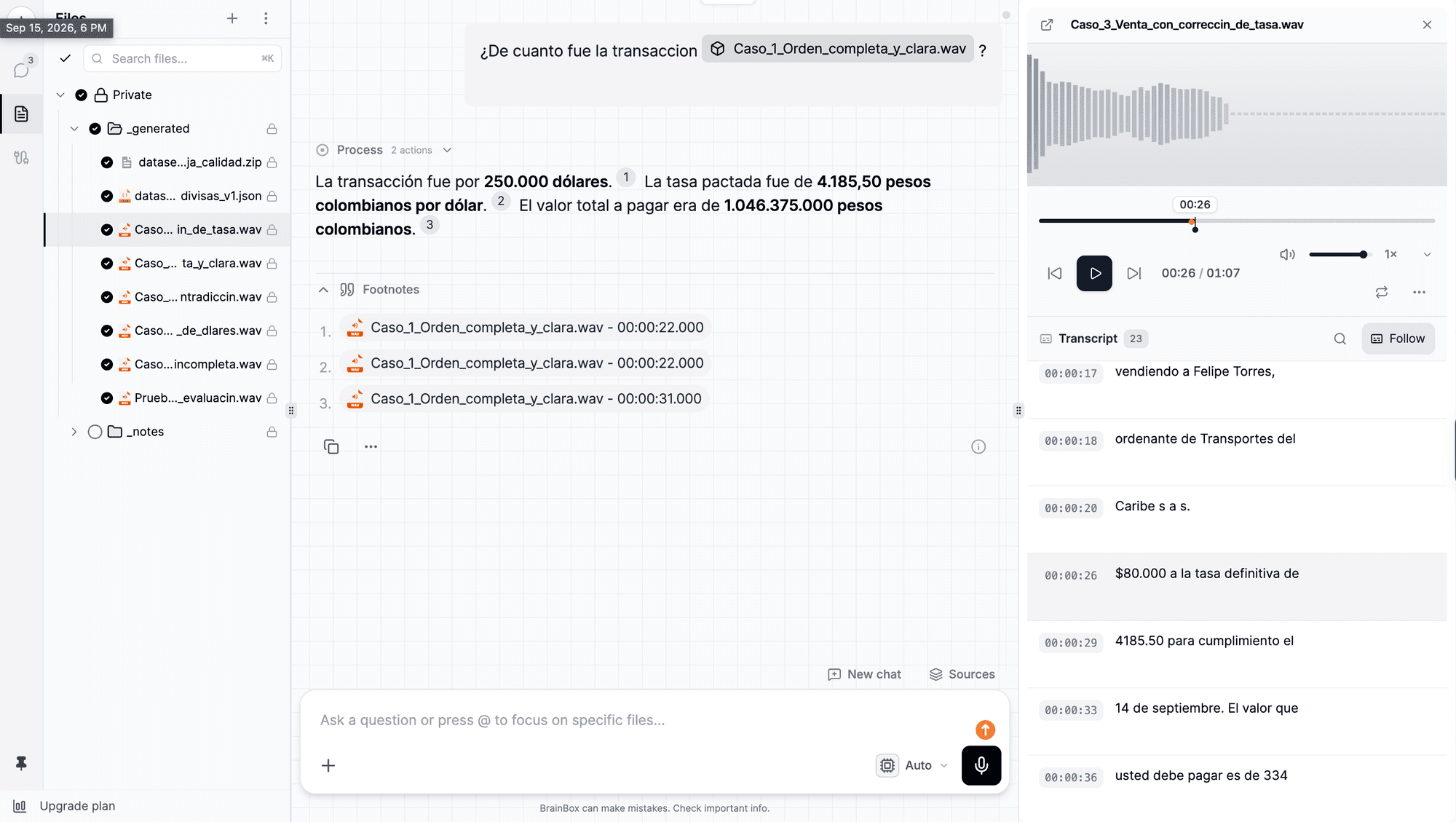 BrainBox respondiendo una pregunta sobre un archivo WAV: la respuesta lleva citas numeradas, la lista de Footnotes muestra el archivo y el segundo exacto (00:00:22 y 00:00:31), y el reproductor de la derecha muestra la transcripción con timestamps y la línea activa
